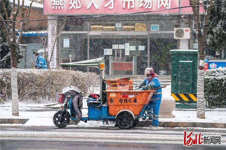 三河：“京牌”环卫除雪护航安全