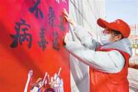 内丘县志愿者为居民贴防疫海报