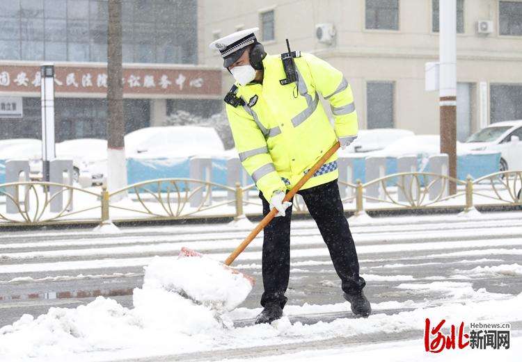 河北固安：雪中坚守 疫情防控一刻不放松