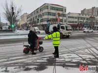 廊坊交警雪中执勤保畅通