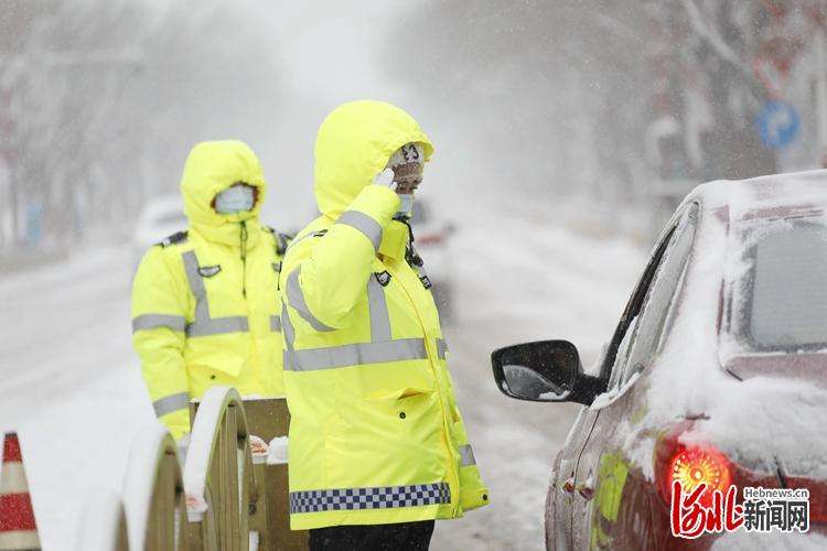 河北固安：雪中坚守 疫情防控一刻不放松