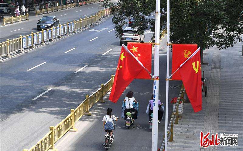 河北怀来：旗飘飘 喜迎百年华诞