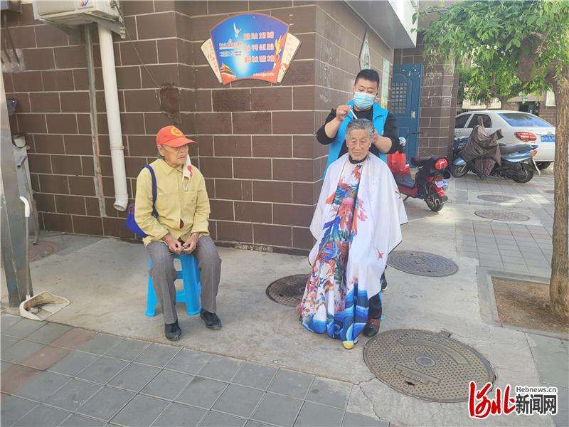 承德双桥区山庄社区为民“爱心理发”增幸福
