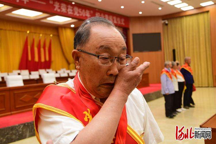 河北怀来为老员颁发“光荣在50年”章