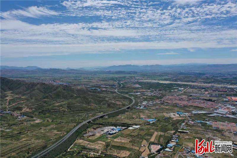 河北张家口：蓝天白云 景色正好