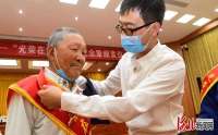 河北怀来为老员颁发“光荣在50年”章
