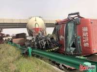 河北邯郸：货车司机驾车途中倒水致前车驾驶员死亡