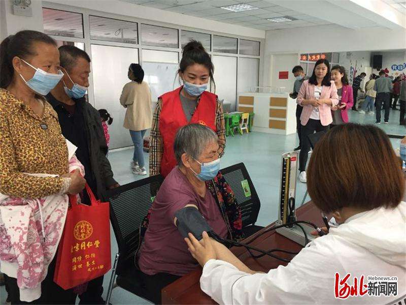 承德双滦区行政审批：义诊活动进社区 志愿服务暖人心
