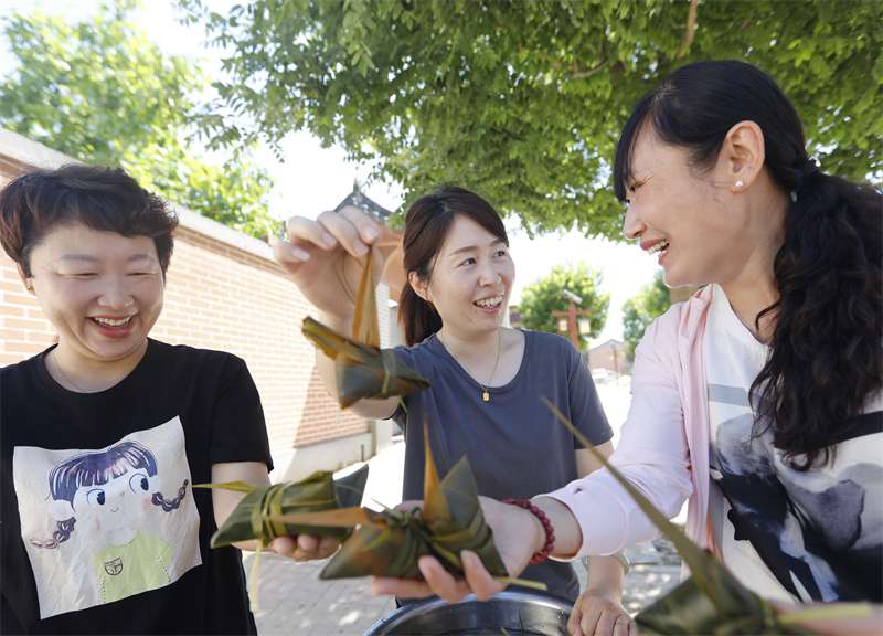 河北固安：农家院里粽飘香
