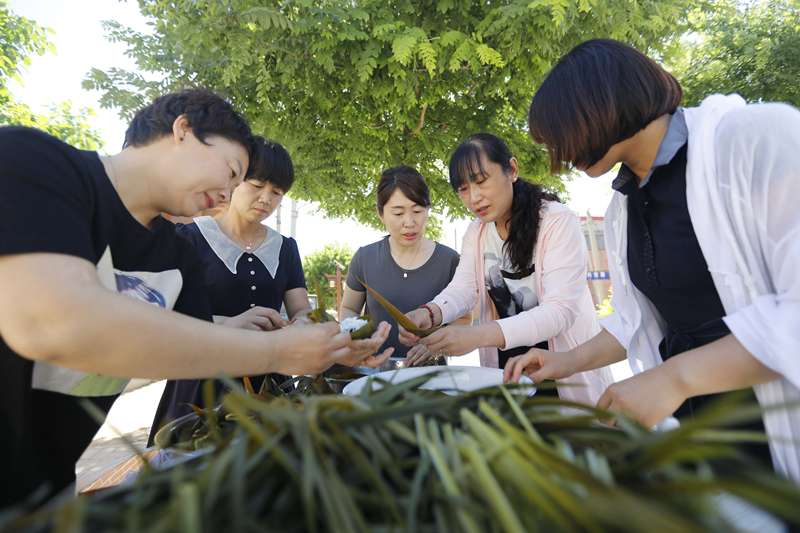 河北固安：农家院里粽飘香