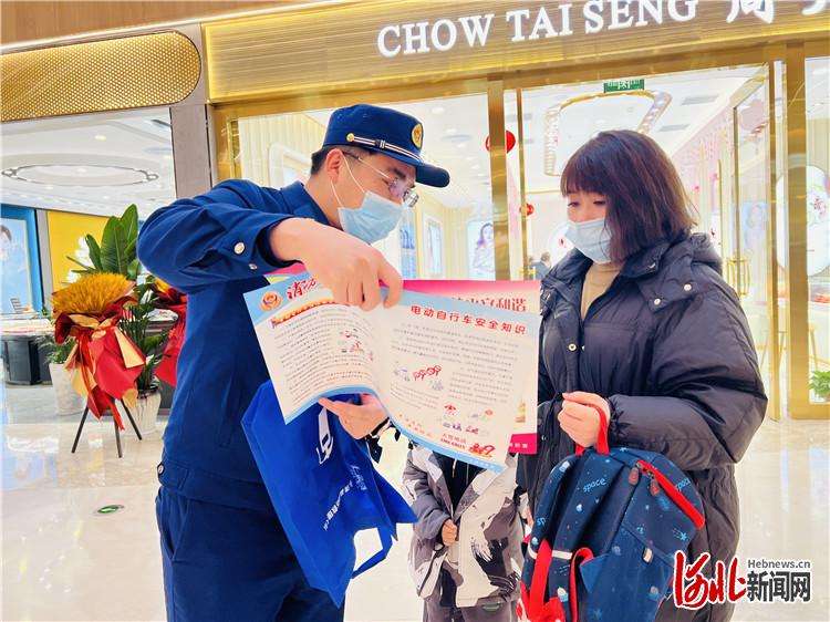 永清消防深入商场市场开展冬季防火宣传活动