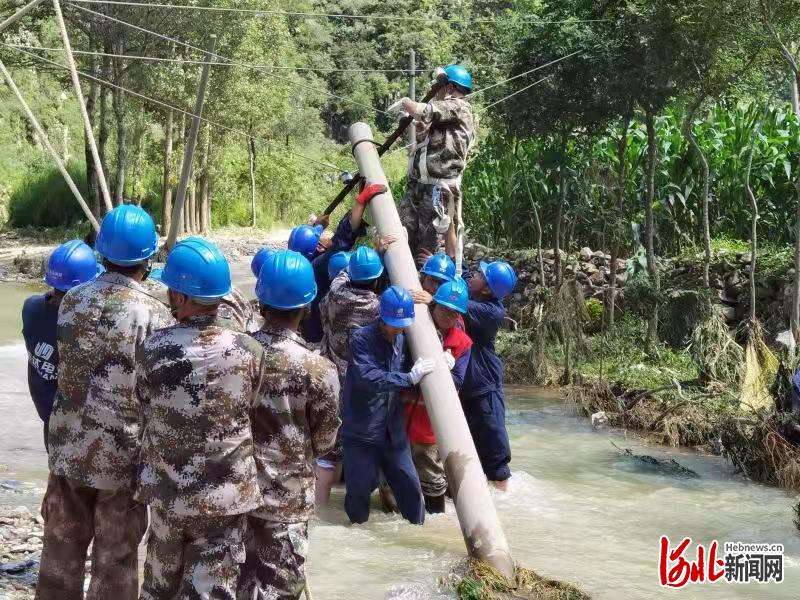 暴雨过后再遭山洪 保定电力人连夜抢险复电