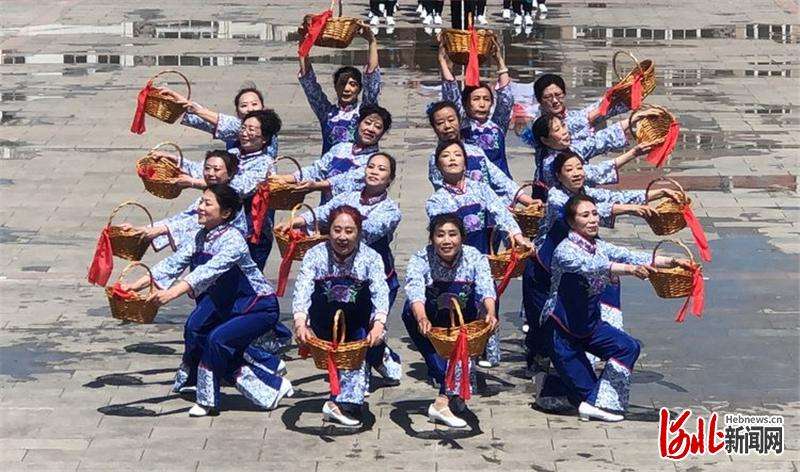 承德双滦区元宝山街道举办“欢歌起舞颂情”广场舞赛