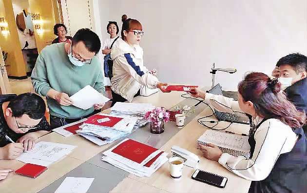 张家口市不动产登记中心把“办公桌”搬到群众身边