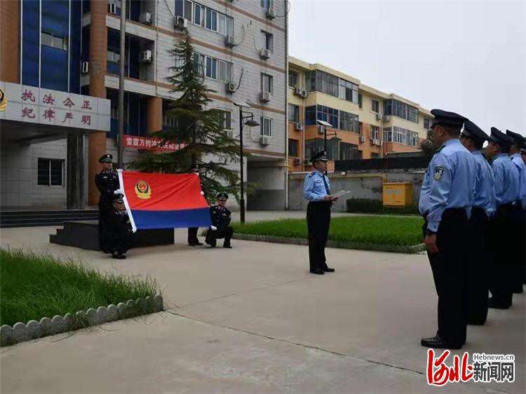河北深泽县公安举行庆祝72升国旗仪式