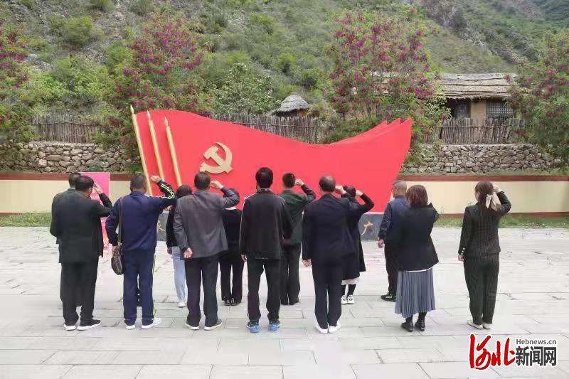 承德县组织文艺志愿者和分作家到幸福村开展史学教育