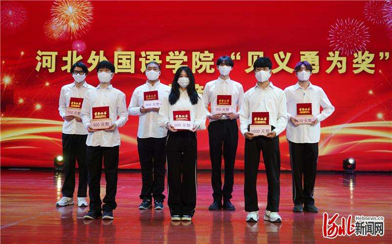 3人溺水命悬一线 7名学生出手相救