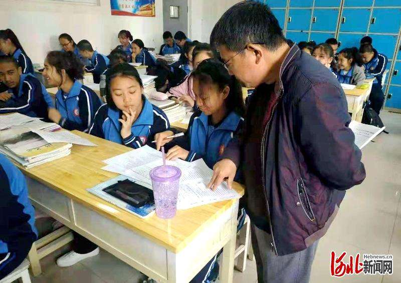 三尺讲台 情洒边疆——记张家口援疆支教团队巴州一中分队