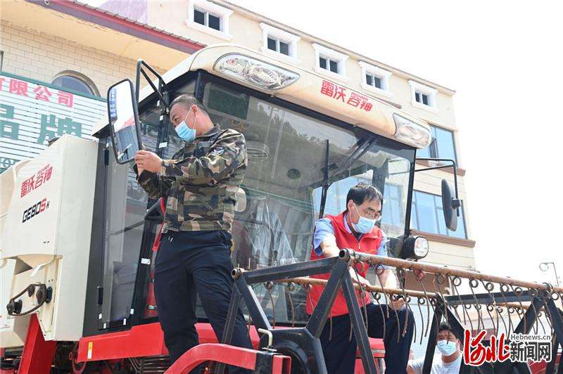 河北临漳：检修农机备开镰