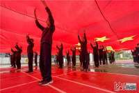 河北石家庄：巨幅国旗传递 点燃爱国热情