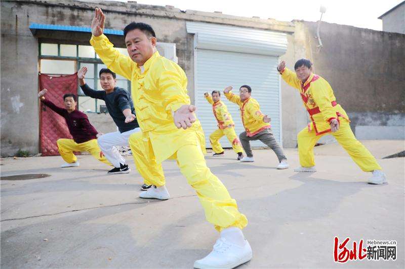 河北平乡：舞狮队舞出幸福新生活