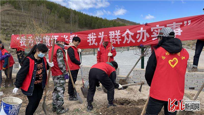 承德围场棋盘山镇开展“我为群众办实事”史学教育义务植树活动