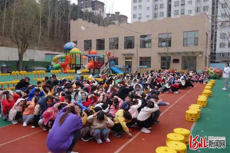 承德兴隆县直属机关幼儿园开展应急疏散演练活动