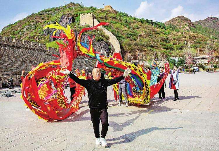 老年“舞龙”队 舞出精气神