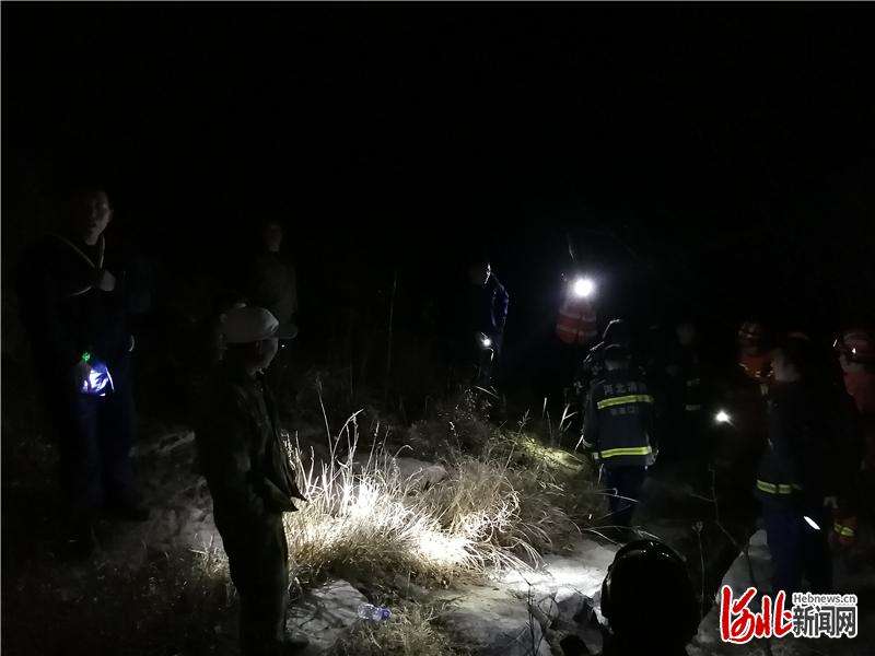驴友迷路被困峡谷 河北张家口消防12小时星夜救援