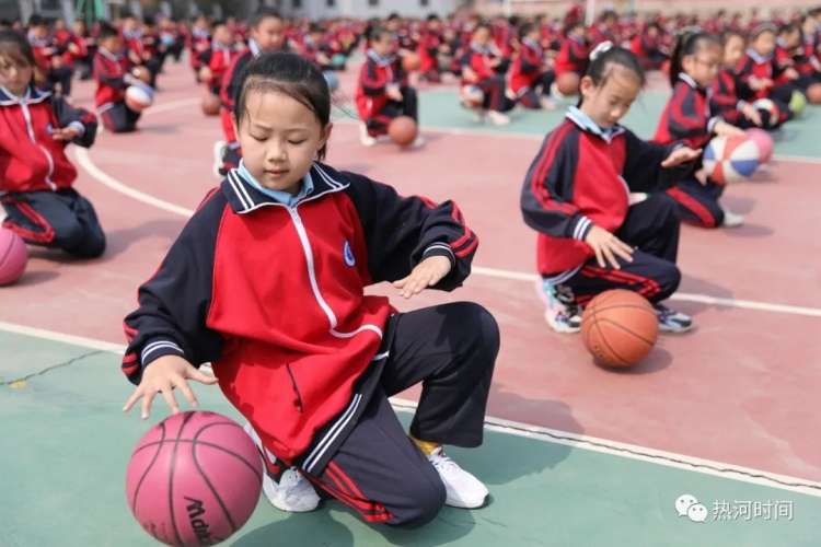 承德双桥区汇水湾学校阳光课间：玩转篮球 舞动校园