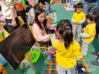 承德市双桥区石庙镇港湾社区组织开展亲子跳蚤市场活动