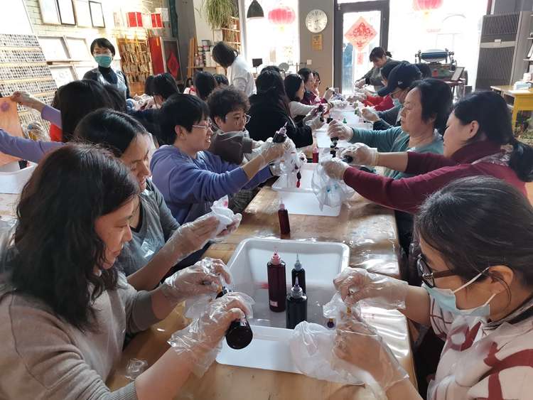 ​  秦皇岛：体验扎染工艺  传承文化