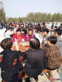 河北平乡：近百位老人喜吃“敬老宴”