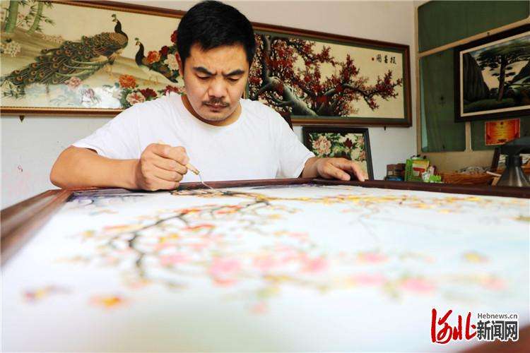 河北平乡：掐丝“珐琅画”照亮人生路