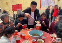 河北邢台赵庄：300多位老人吃“孝道文化餐”