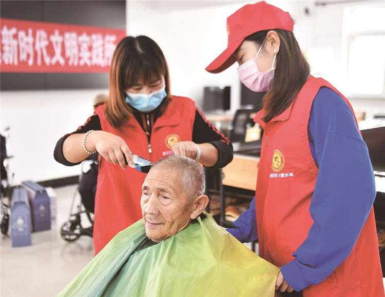 迁安：重阳节送温暖