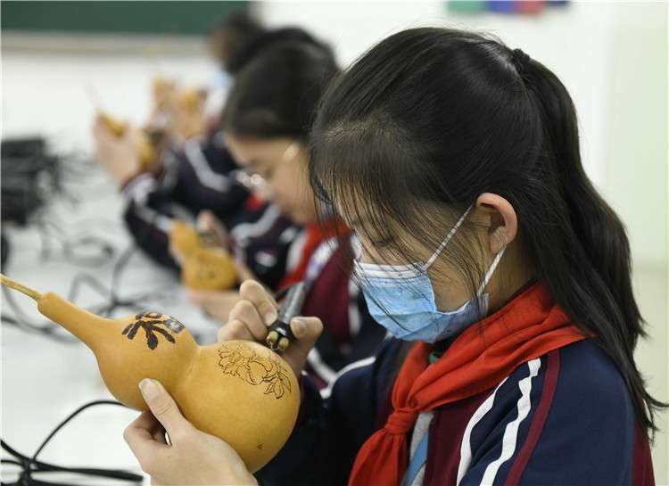 遵化：课后多彩服务 丰富校园生活