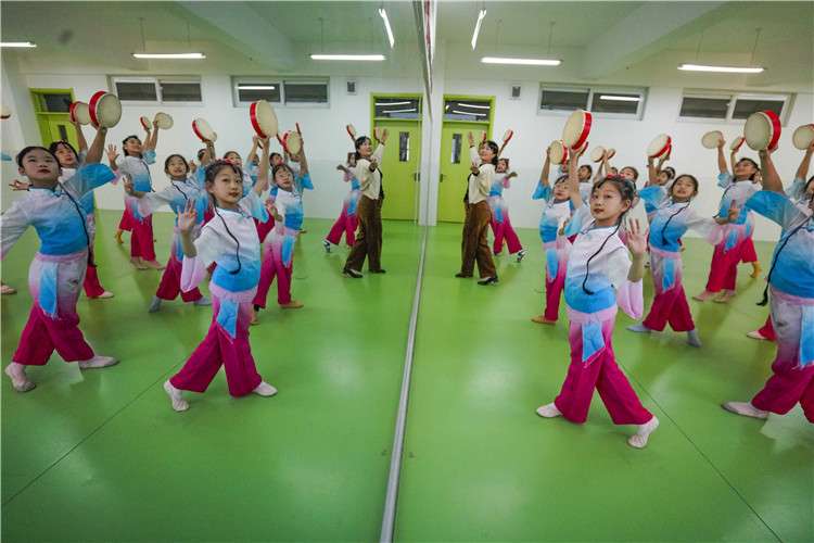 遵化：课后多彩服务 丰富校园生活