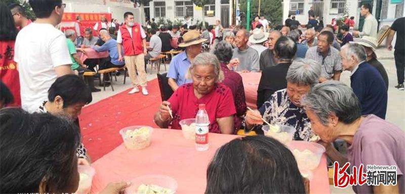 河北沙河市北冯村举办“迎双节”第四届孝老爱亲孝道餐公益活动
