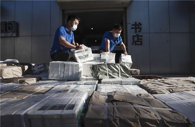 河北遵化：分发教材迎开学