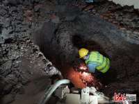 石家庄一小区管道跑水 供水铁军连夜抢修解燃眉之急