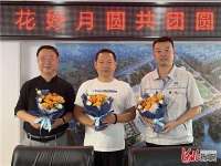心怀皓月 致敬师恩 唐山一工地上演别样教师节