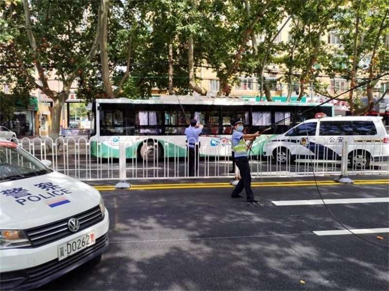 电缆线化身“拦路虎” 邯郸交巡警秒变“托举哥”