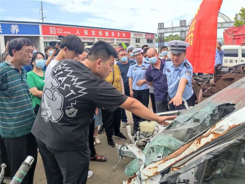 “面目狰狞”的事故车惊了所有人！ “美丽乡村行”交通安全巡回宣传走进灵寿