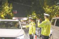 永清交警夜查行动持续发力