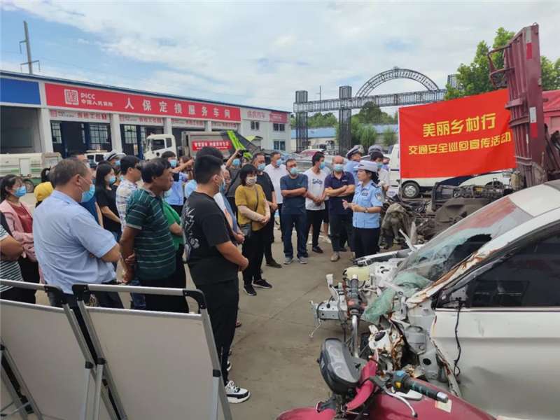 “面目狰狞”的事故车惊了所有人！ “美丽乡村行”交通安全巡回宣传走进灵寿