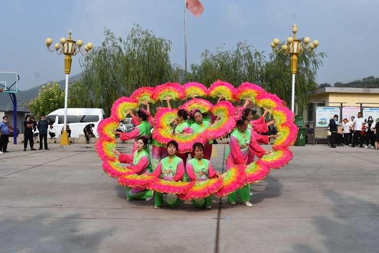 秦皇岛青龙组织开展干群联欢庆双节活动