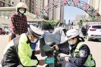 沧州市交警加班加点为群众办理电动自行车登记上牌业务