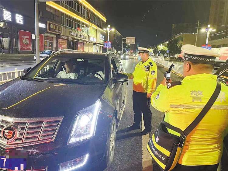 永清交警：夜查交通违法行为