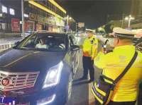 永清交警：夜查交通违法行为